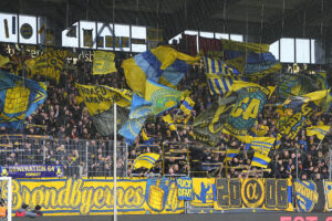 Brøndbys medrejsende fans på udebaneafsnit på MCH Arena