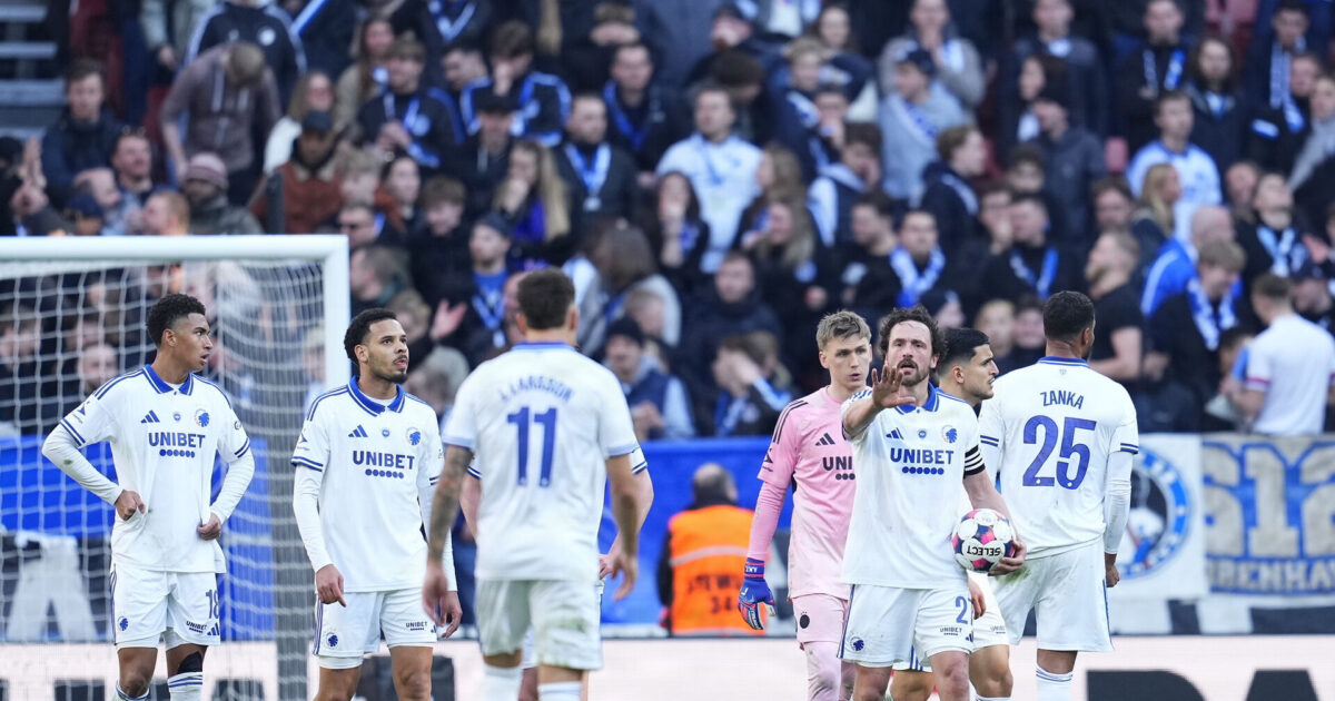 Massiv FCK-krise: Fans hænger ‘valgplakat’ op på anlæg Foto: Claus Bech/Ritzau Scanpix