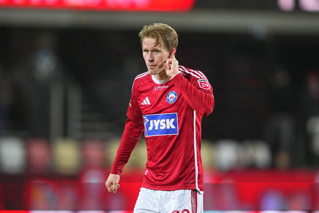 Tonni Adamsen fejrer et mål for Silkeborg.