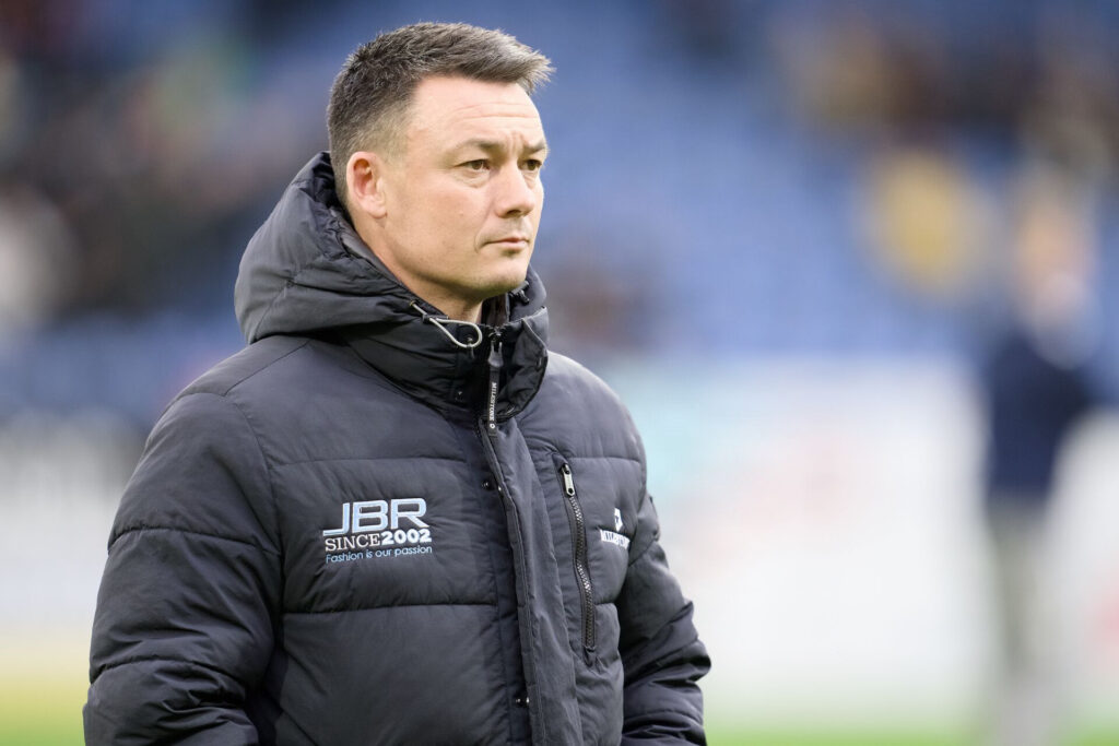 Thomas Nørgaard kigger ud i luften.