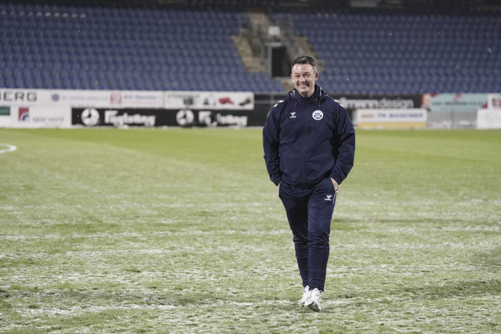 Thomas Nørgaard går med hænderne i lommen.