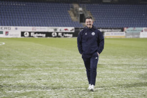 Thomas Nørgaard går med hænderne i lommen.