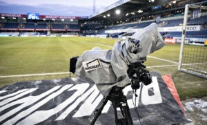 Et kamera til at dække kampen mellem Randers og Vejle.