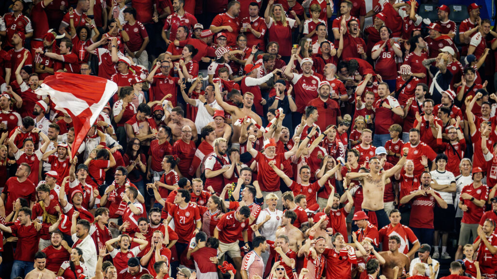 Danske fans jubler i Tyskland.