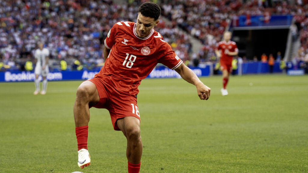 Alexander Bah i kamp for Danmark under EM 2024.