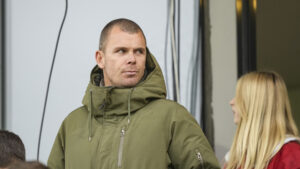 AC Horsens' Esben Hansen har en grøn jakke på