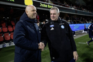 Claus Nørgaard og Kent Nielsen giver hinanden hånden