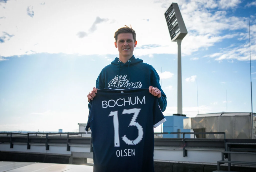 Oliver Olsen viser sin Bochum-trøje frem