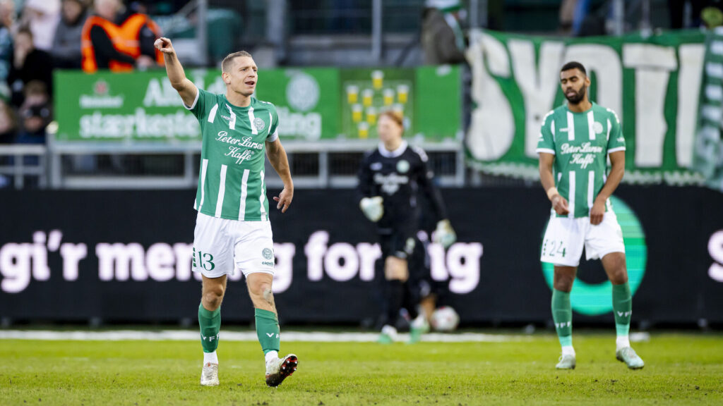 Jeppe Grønning peger ud i luften.