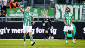 Jeppe Grønning peger ud i luften.