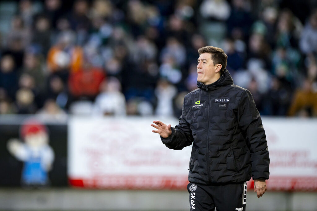 Nickolai Lund gestikulerer med en dæmpet hånd.