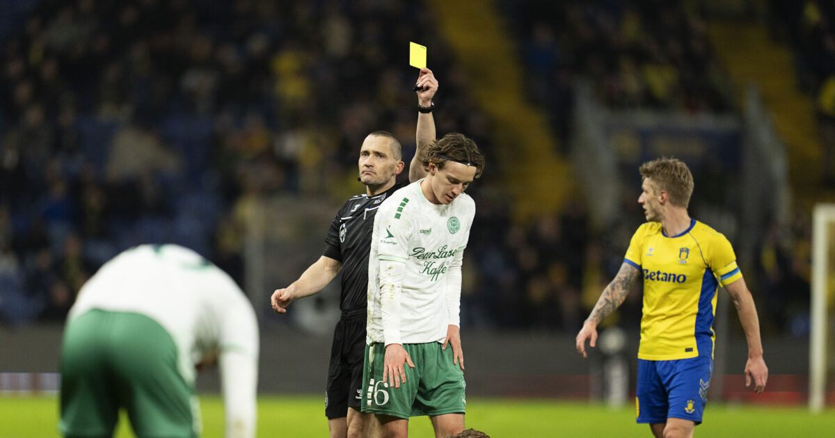 Se her: Viborg-spiller kaster op på banen Foto: Claus Bech/Ritzau Scanpix