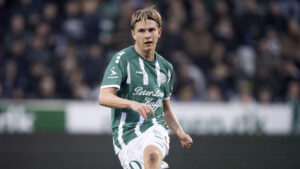 Viborg FF's Thomas Jørgensen sparker til bolden