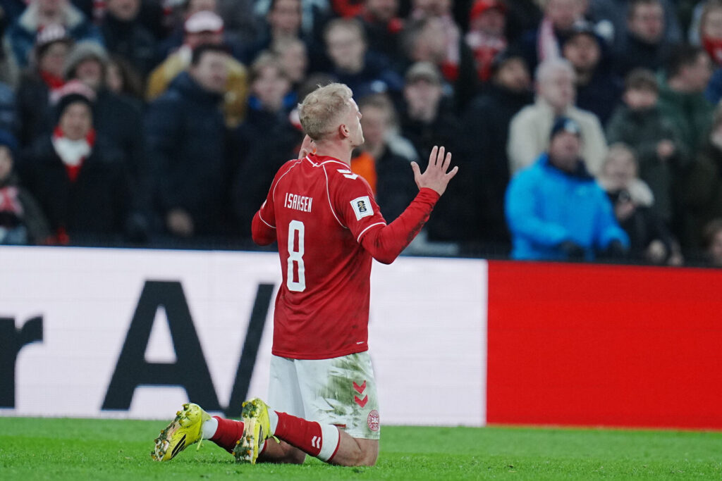 Gustav Isaksen fejrer et mål for Danmark.