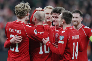 Det danske herrelandshold fejrer et mål mod Nordmakedonien.