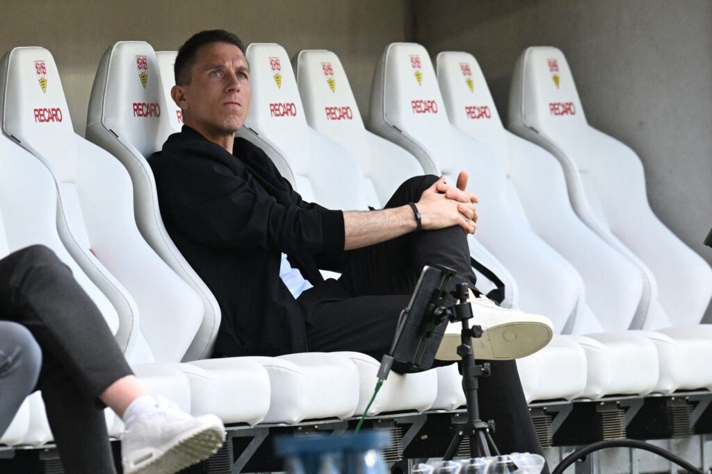 Wolfsburgs cheftræner Daniel Bauer sidder på bænken før møde med Stuttgart