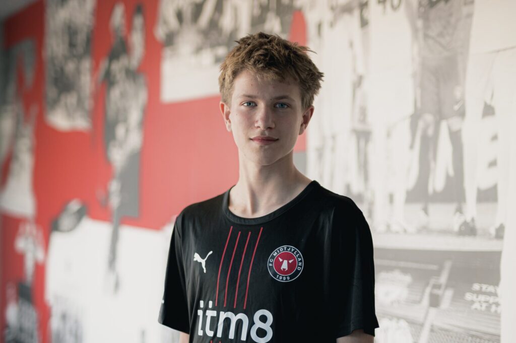 Otto Widt Fruensgaard poserer i en Midtjylland-trøje