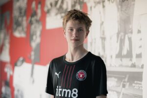 Otto Widt Fruensgaard poserer i en Midtjylland-trøje