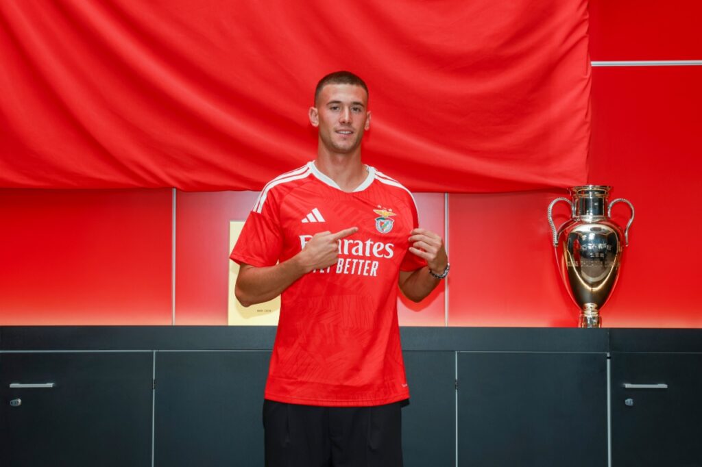 Alessandro Circati i en Benfica-trøje.