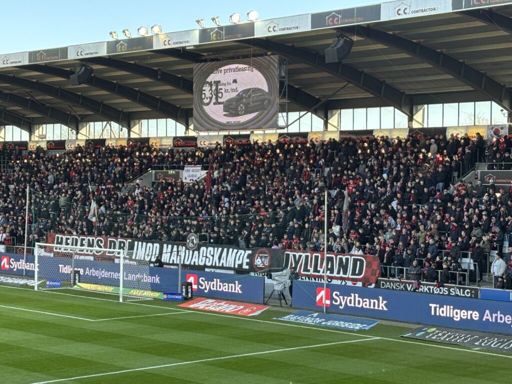 FC Midtjylland-fans i opråb.