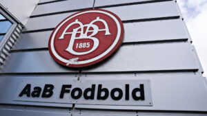 AaB-logo på Børge Bach huset i Aalborg.