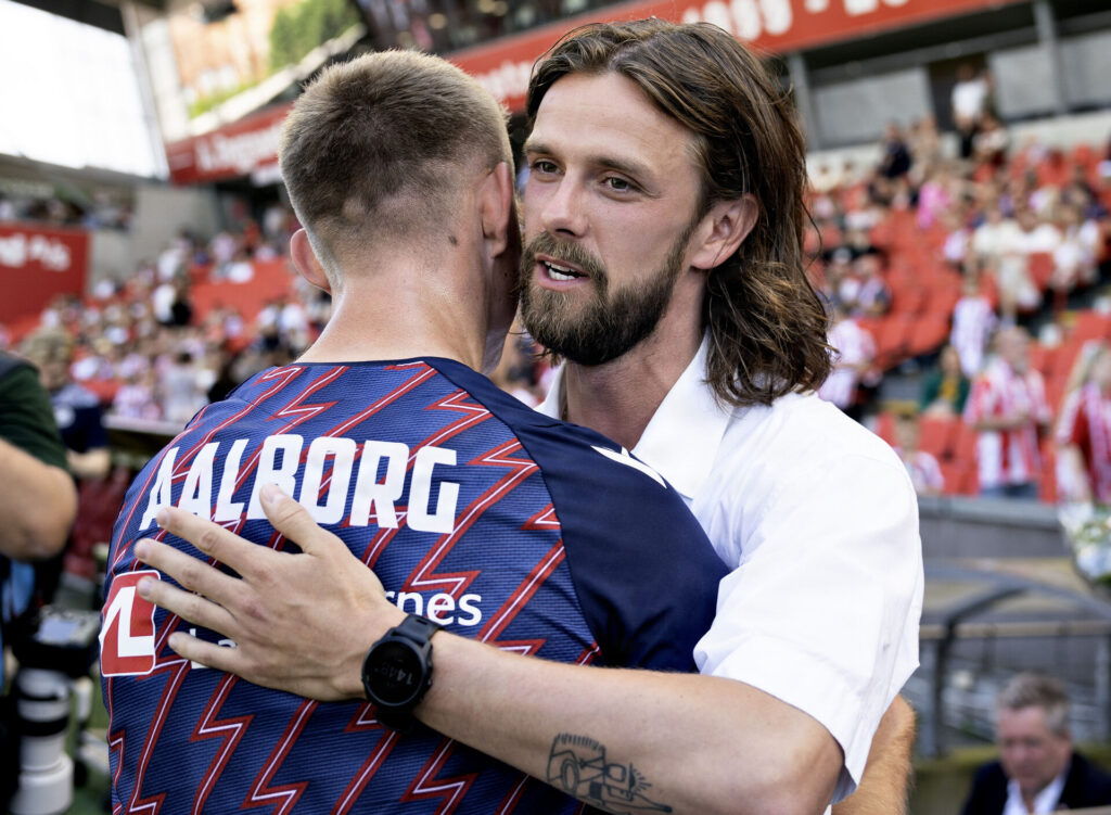 Lucas Andersen iført en hvid skjorte