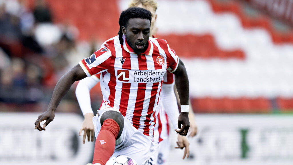 Jubril Adedjedi i aktion for AaB.