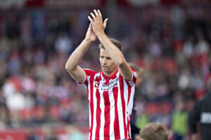 Nicklas Helenius klapper under en kamp for AaB.