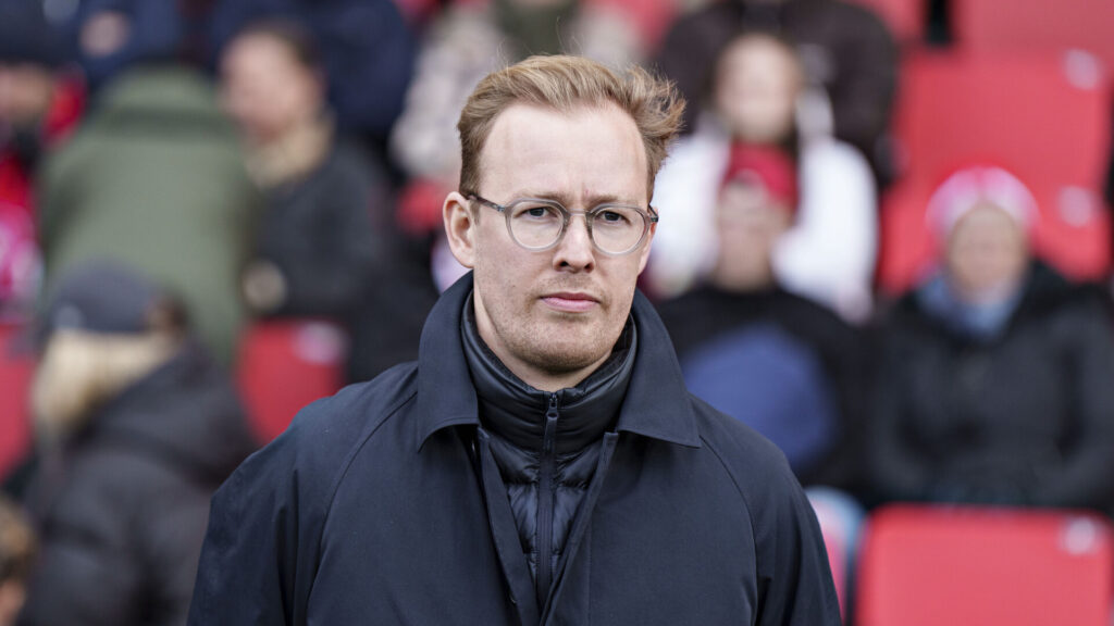 Jan Peters kigger ud i luften.