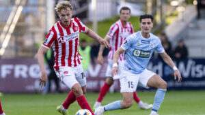 Kasper Davidsen dribler med bolden.