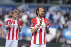 Lucas Andersen klapper i hænderne efter en kamp for AaB.