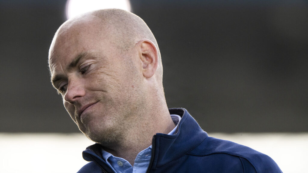 Jens Berthel Askou kigger ned i jorden.