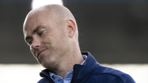 Jens Berthel Askou kigger ned i jorden.