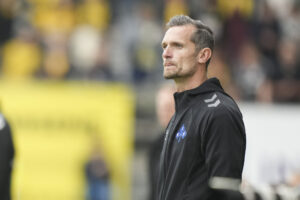 Kolding If-træner Jonas Kamper der kigger under kampen mellem Horsens og Kolding