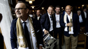 AGF-direktør Jacob Nielsen med Superliga-pokalen