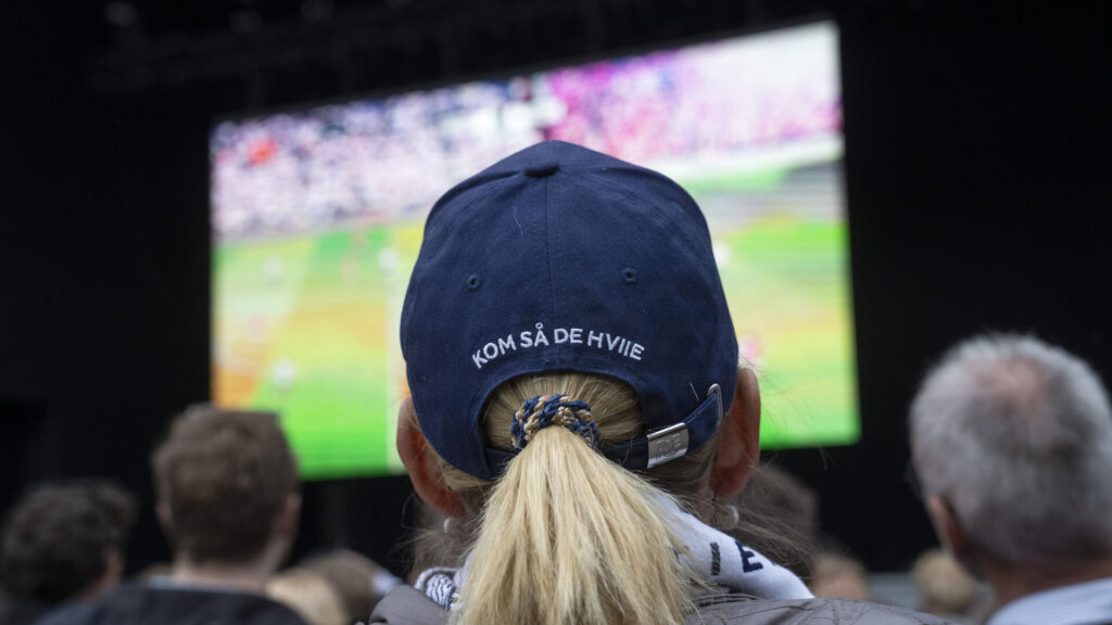 Kvinde med AGF-kasket