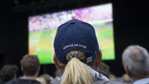 Kvinde med AGF-kasket