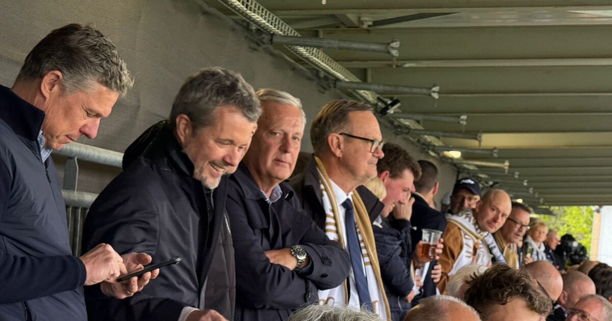 LIVE: Se billederne: Kongen er på tribunen til AGF-fest! Foto: Campo