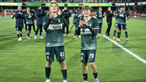Oskar Haugstrup og Tomas Oli Kristjansson klapper.