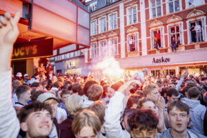 AGF's fans i Aarhus' gader.