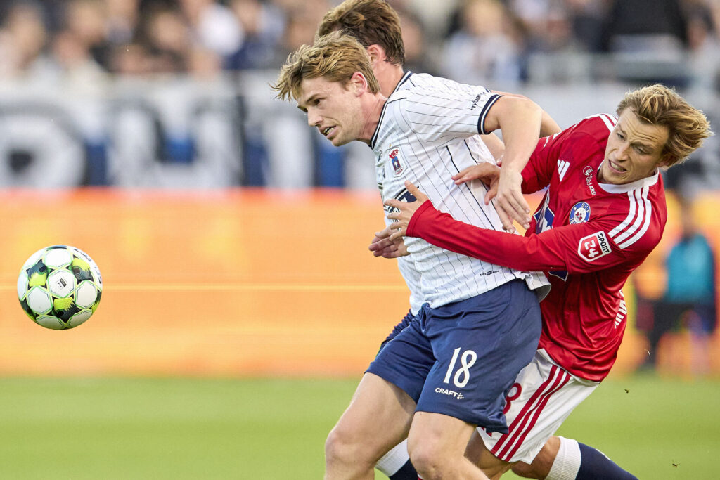 Callum McCowatt for AGF i duel med Silkeborgs Kristian Kirkegaard den 5. september 2026.