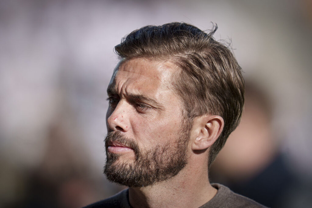 Jakob Poulsen på sidelinjen til en AGF-kamp