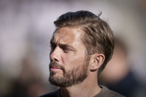 Jakob Poulsen på sidelinjen til en AGF-kamp