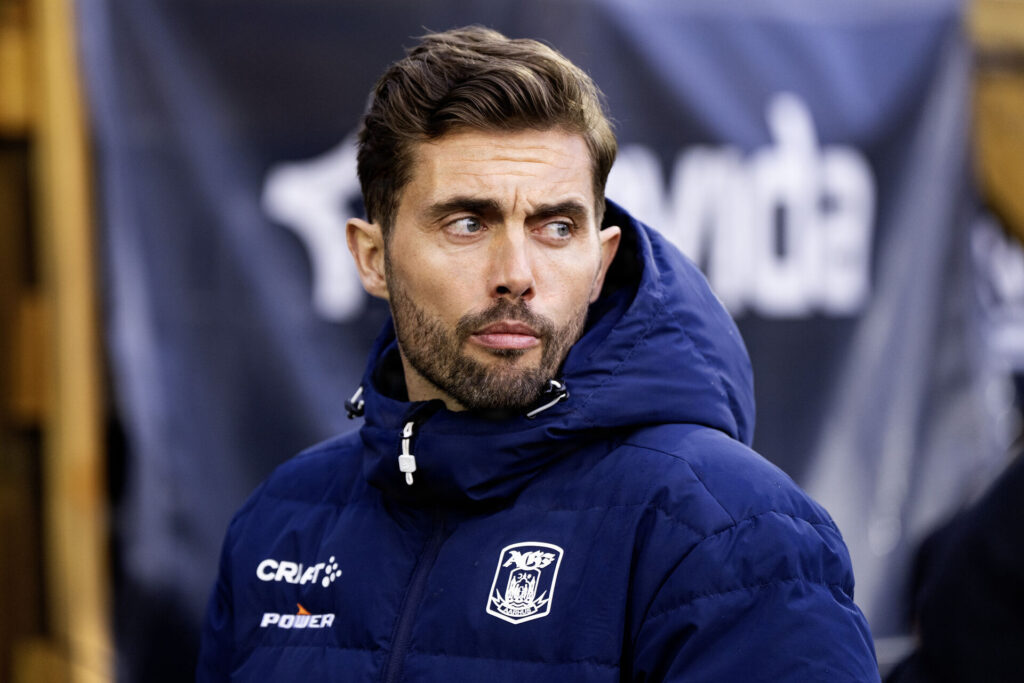 Jakob Poulsen på sidelinjen for AGF under kampen mod FC Nordsjælland.