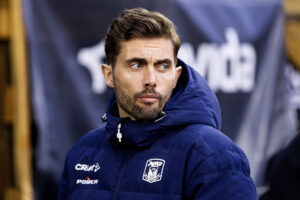 Jakob Poulsen på sidelinjen for AGF under kampen mod FC Nordsjælland.