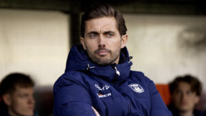 Jakob Poulsen ser til med en bekymret mine.