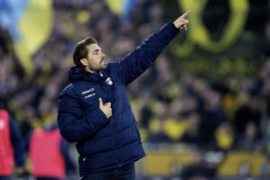 Jakob Poulsen dirigerer sine spillere.