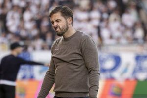 Jakob Poulsen kigger skuffet ned.