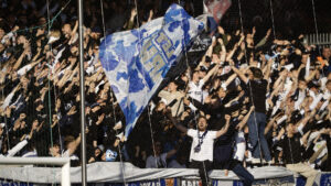 AGF-fans med armene over hovedet.