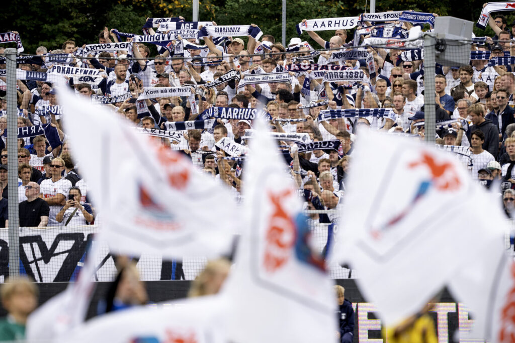 En masse AGF-fans flager